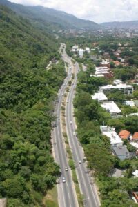 Anuncian cierre nocturno total en la avenida Boyacá de Caracas por trabajos de demarcación