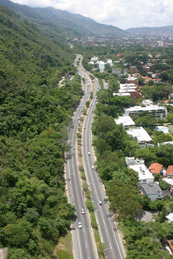 Anuncian cierre nocturno total en la avenida Boyacá de Caracas por trabajos de demarcación