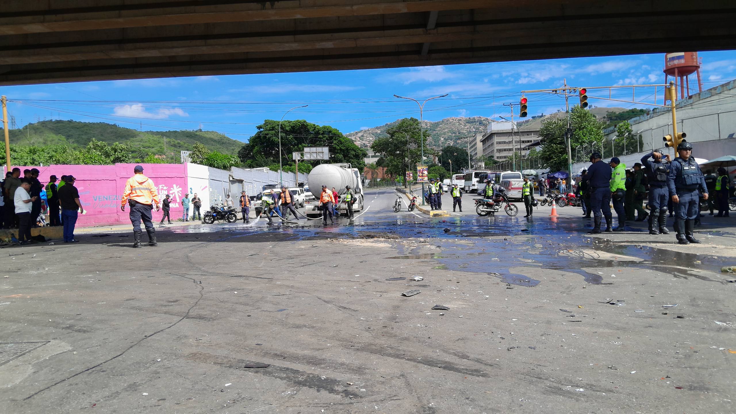 Dos fallecidos y 15 lesionados luego que gandola perdiera los frenos en La Yaguara