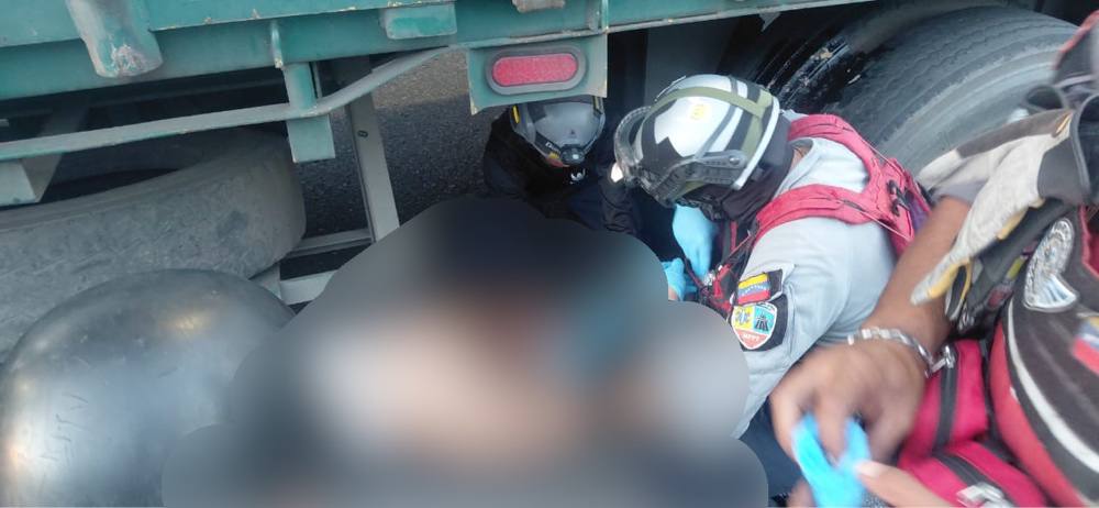 Dos heridos tras chocar contra una gandola en la autopista en Caracas