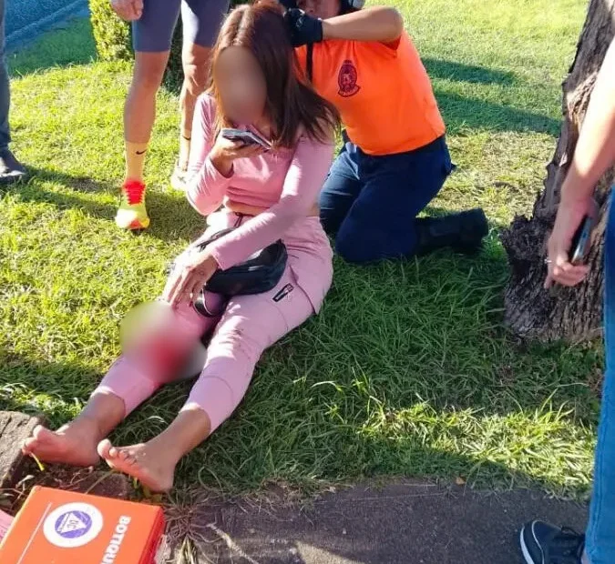 Colisión entre carro y motocicleta deja una mujer lesionada en la avenida Raúl Leoni de Maturín