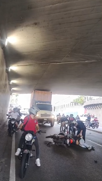 Accidente con motorizado y choque de gandola se registró en la autopista Caracas – La Guaira
