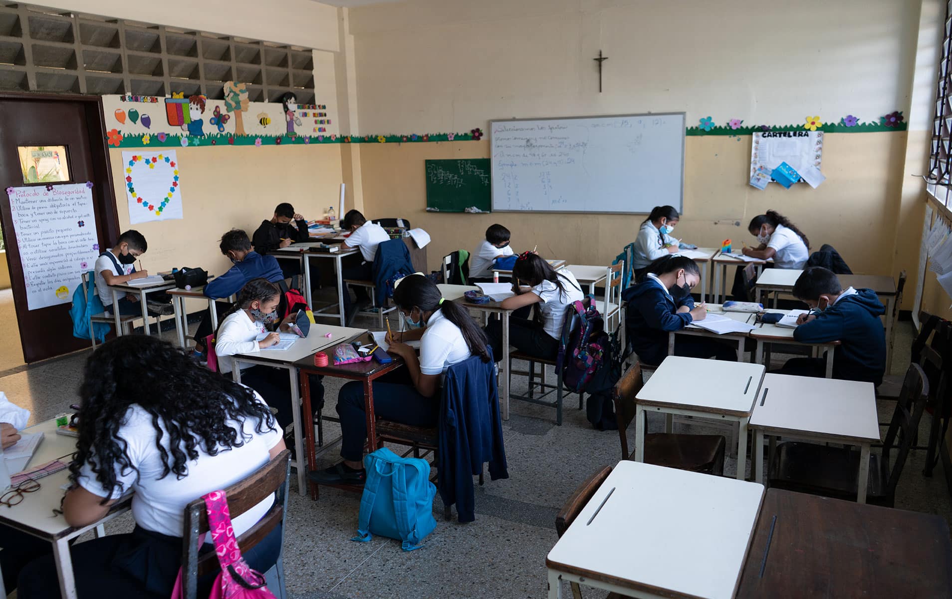 Reubican a más de 86 mil niños en escuelas tras daños causados por los sismos