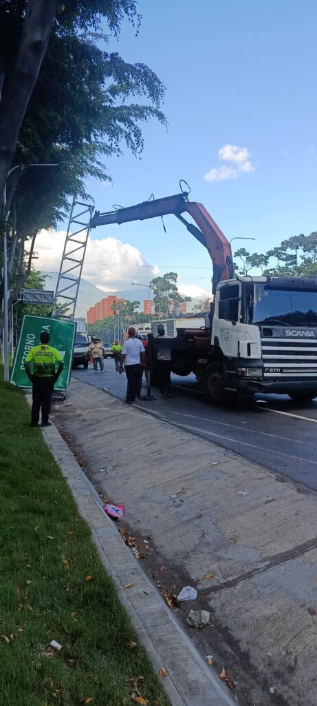Camión chocó una señalización vial y dejó un herido en la Valle-Coche
