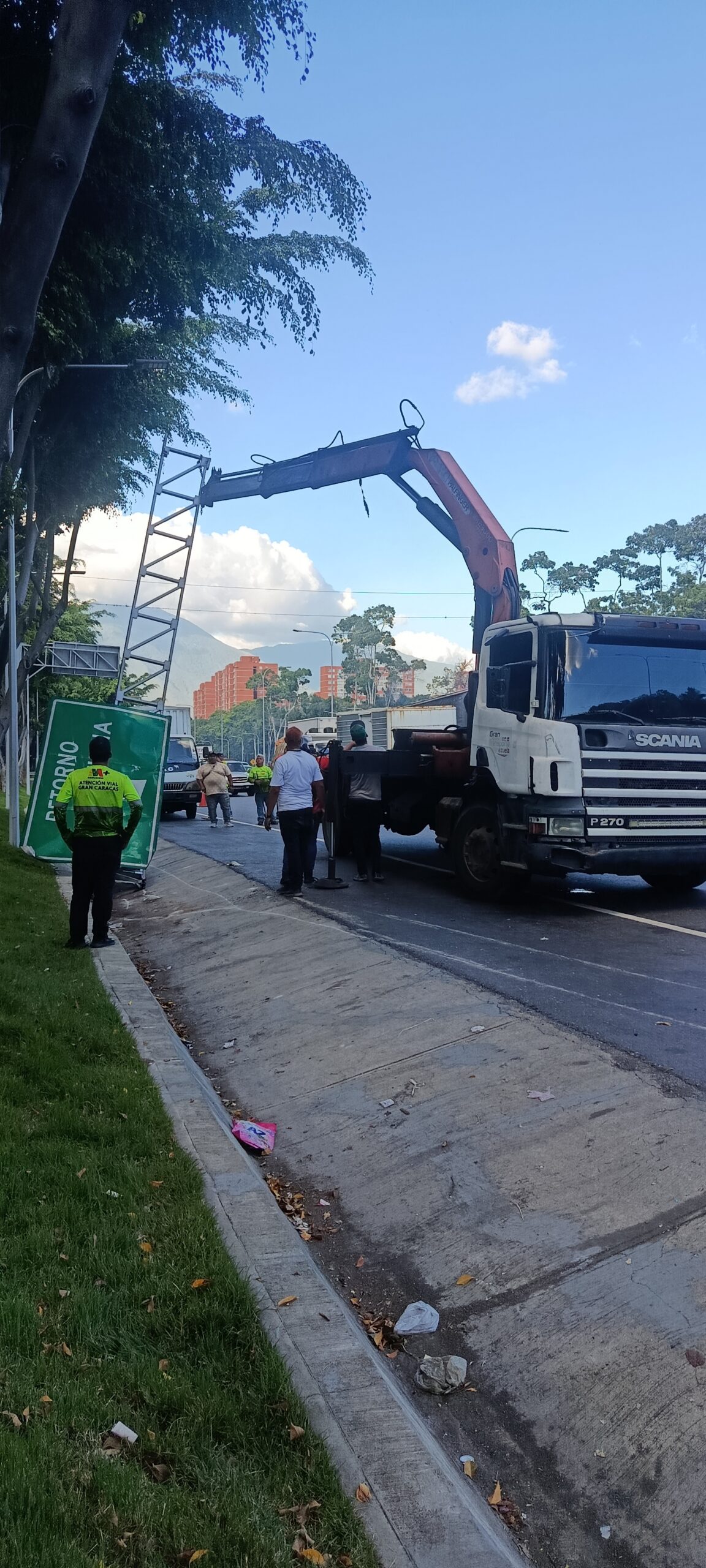 Camión chocó una señalización vial y dejó un herido en la Valle-Coche