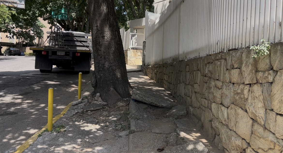 Abuelos de Colinas de Bello Monte en Baruta denuncian desmejoro en su calidad de vida por el deterioro en las aceras