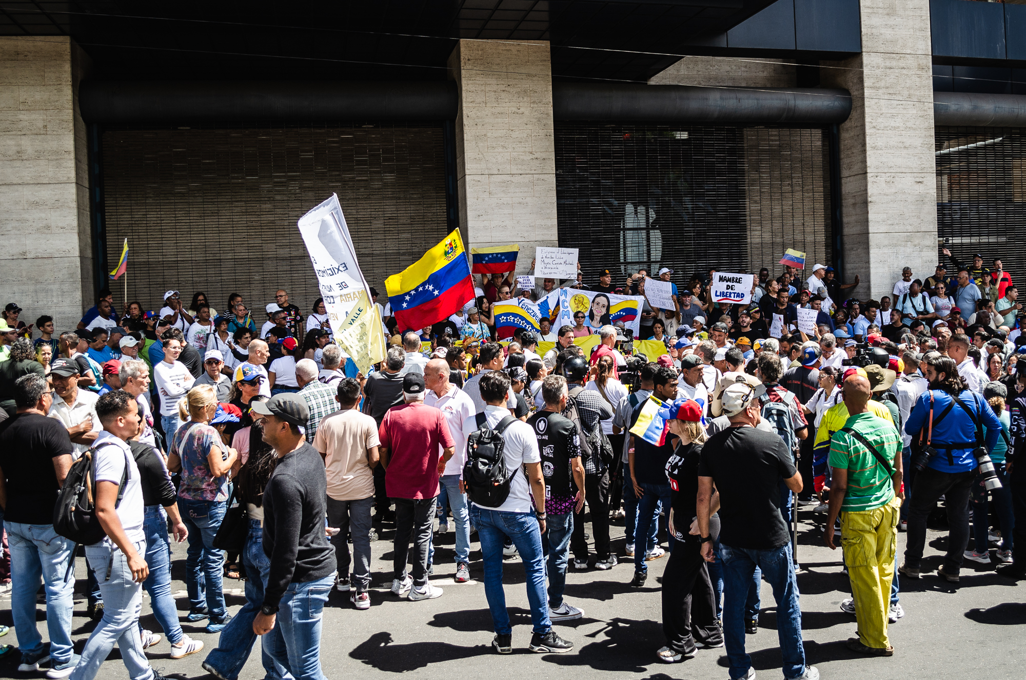 Gremios, sociedad civil y políticos salieron a las calles de Caracas este jueves