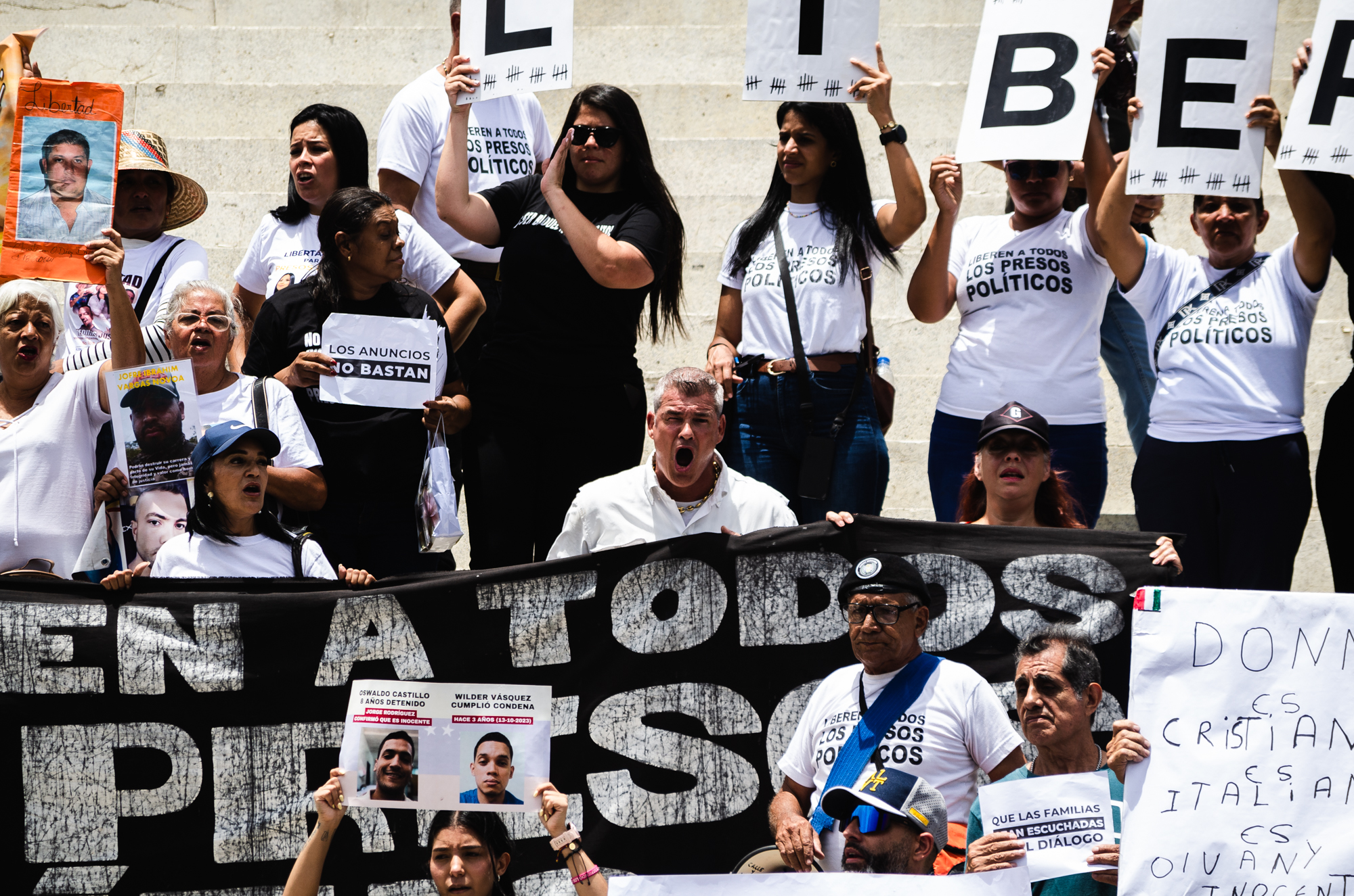 Familiares de presos políticos cerraron jornada de protestas con una vigilia en Chacao