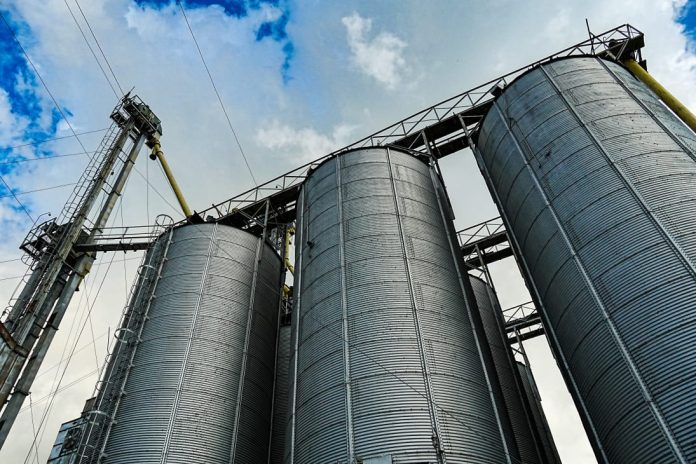 Un muerto y dos rescatados tras accidente en un silo de maíz en Cojedes