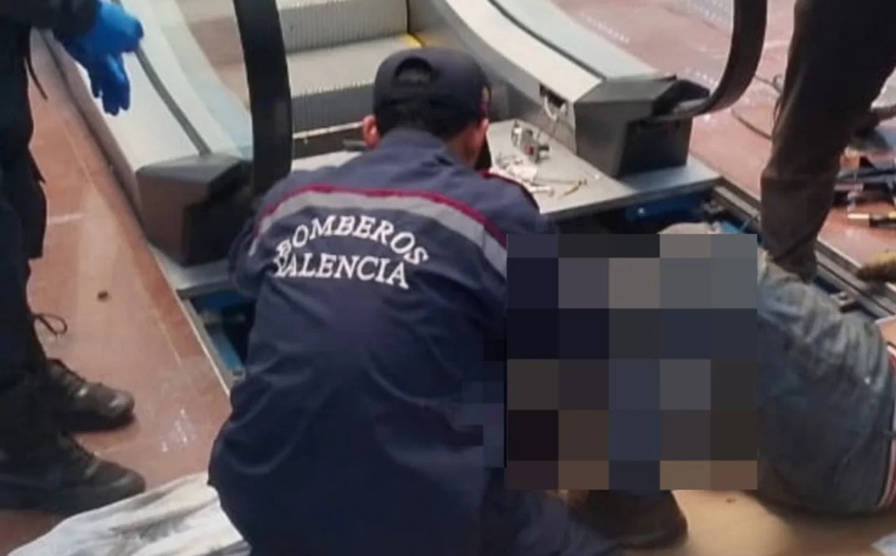 Rescatan a un trabajador que quedó atrapado en una escalera eléctrica en Carabobo
