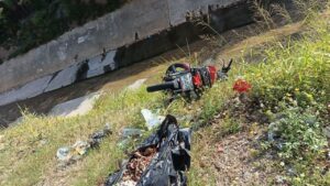 Un conductor resultó lesionado en la autopista a la altura de El Paraíso, la moto cayó a la ribera del río Guaire