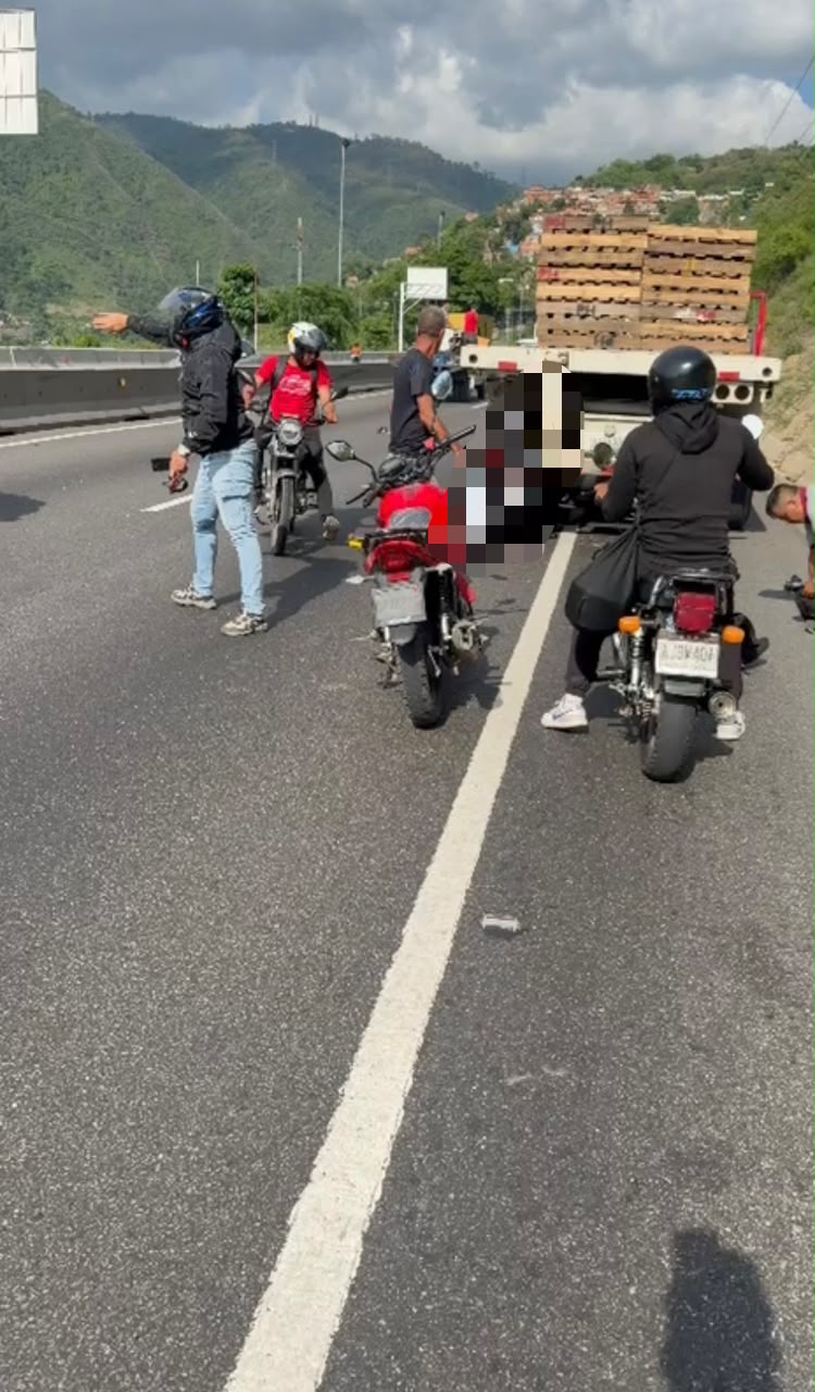 (+VIDEO) Dos personas perdieron la vida en accidentes de moto en la autopista Valle-Coche y la Caracas-La Guaira este 14Sep