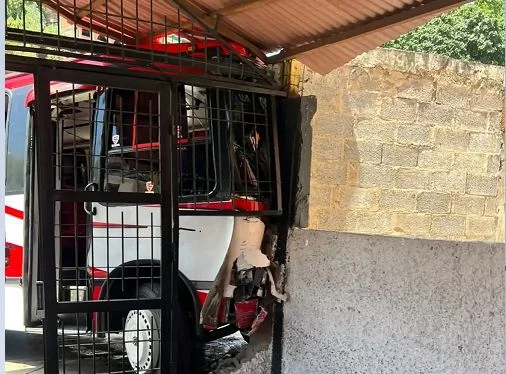 Buseta impacta contra la fachada de un edificio y deja seis personas heridas