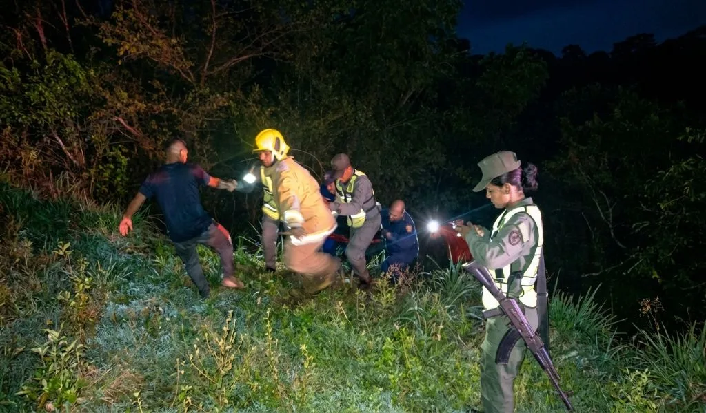 Dos heridos tras volcamiento de vehículo en la carretera Lara-Zulia