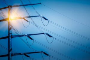 Hombre muere electrocutado al reactivarse la luz durante reparaciones en su hogar