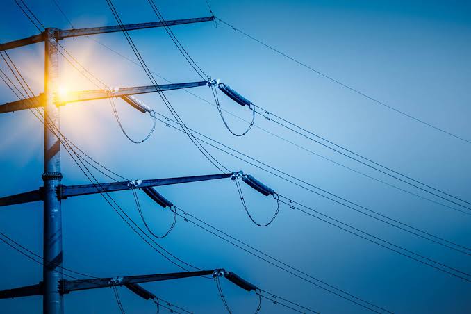 Hombre muere electrocutado al reactivarse la luz durante reparaciones en su hogar