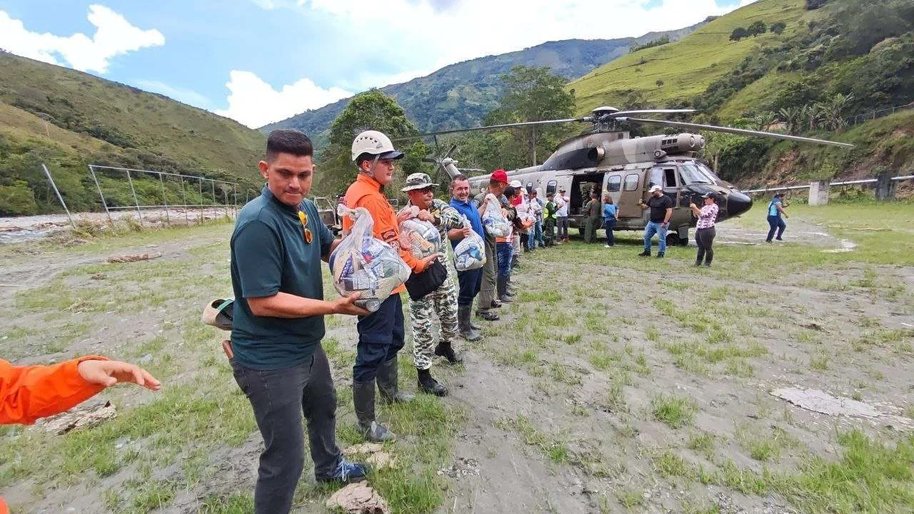 Despliegan puente aéreo para atender a familias aisladas en Mérida por las lluvias