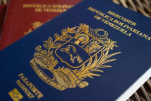Ciudadanos venezolanos en Chile podrán viajar y retornar al país con pasaporte vencido