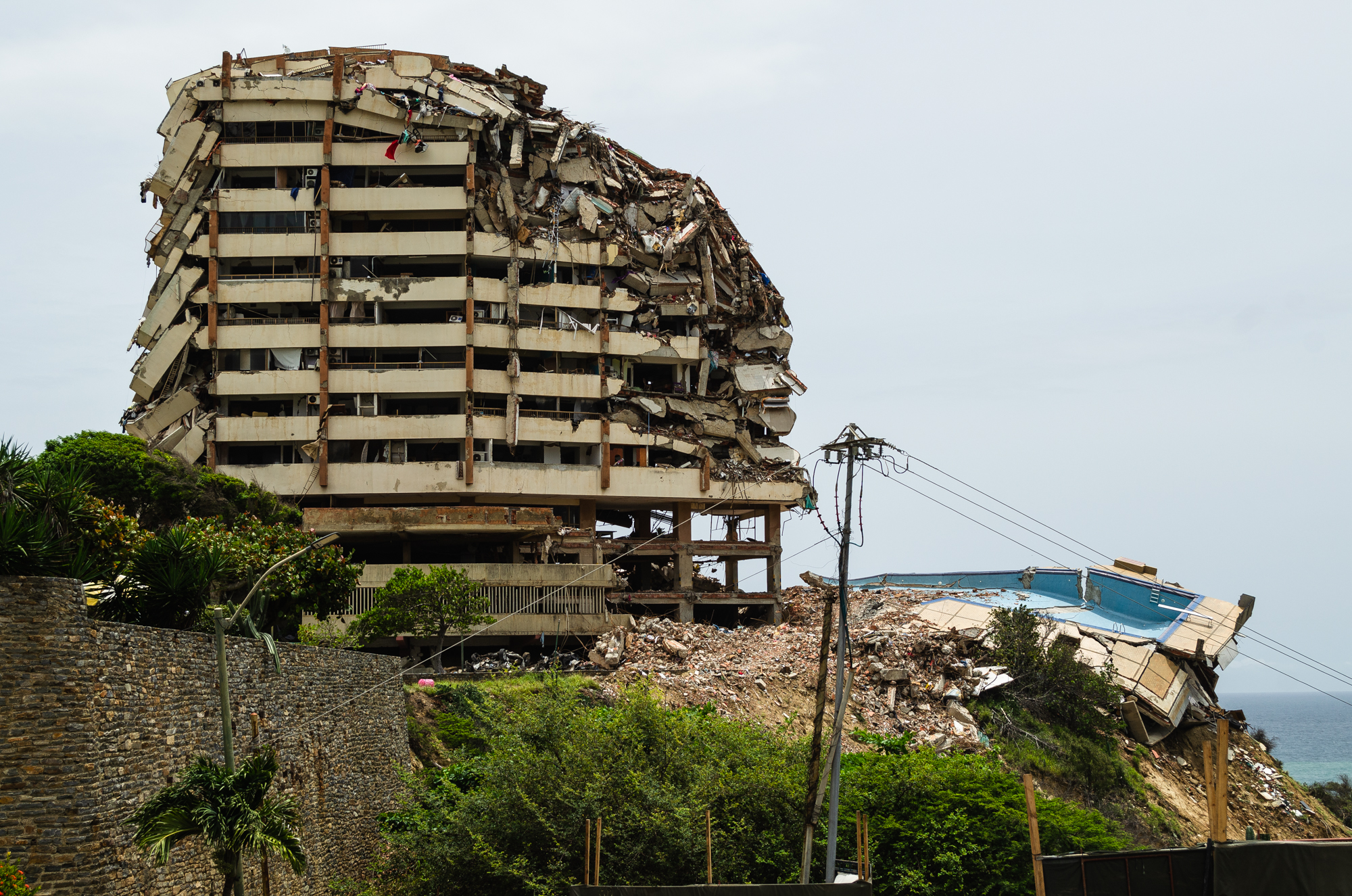 Anuncian financiamiento para intervenir 70 edificios afectados por sismos en La Guaira