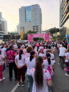 Más de 850 participantes se unieron a la carrera y caminata 5K de SenoSalud