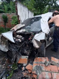 Conductor de 27 años fallece tras impactar contra el muro de una vivienda