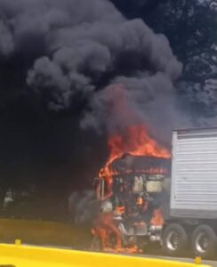 camión incendiado a la salida del túnel Los Ocumitos en la ARC sentido Caracas