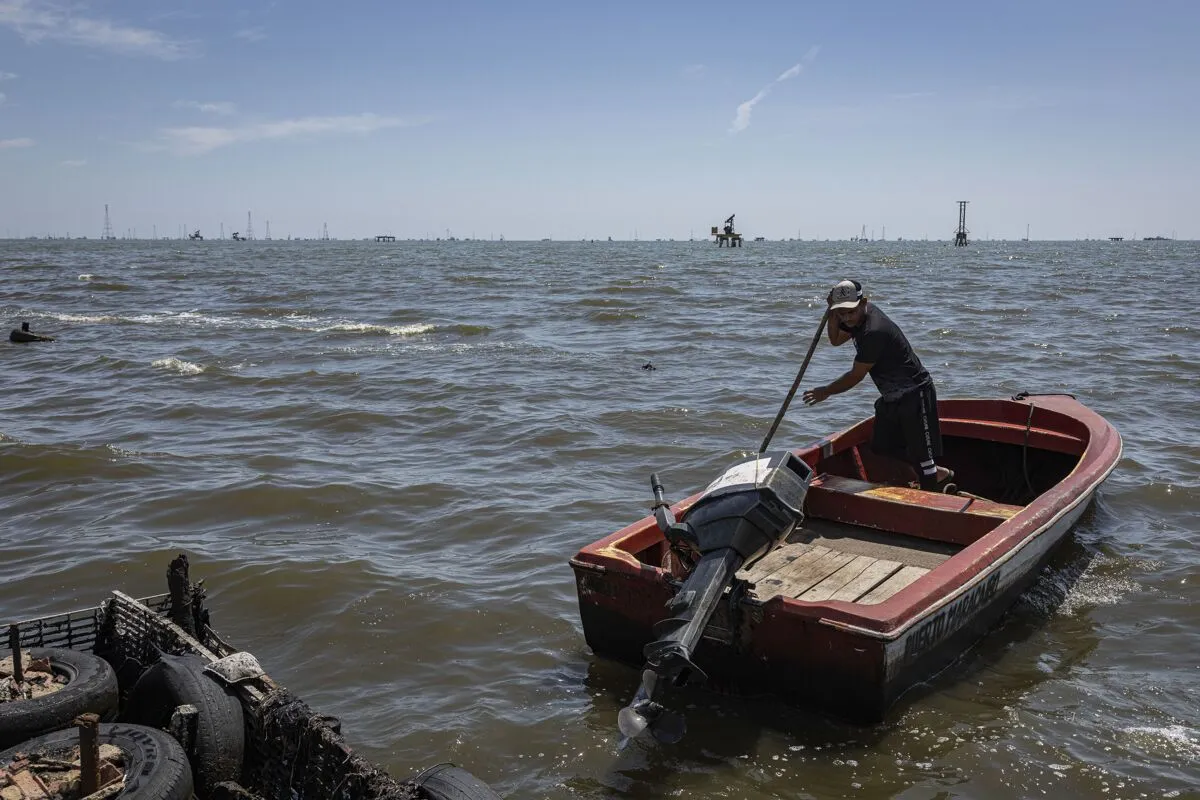 Pescadores enfrentan el impacto de los derrames de crudo en medio de la reactivación petrolera