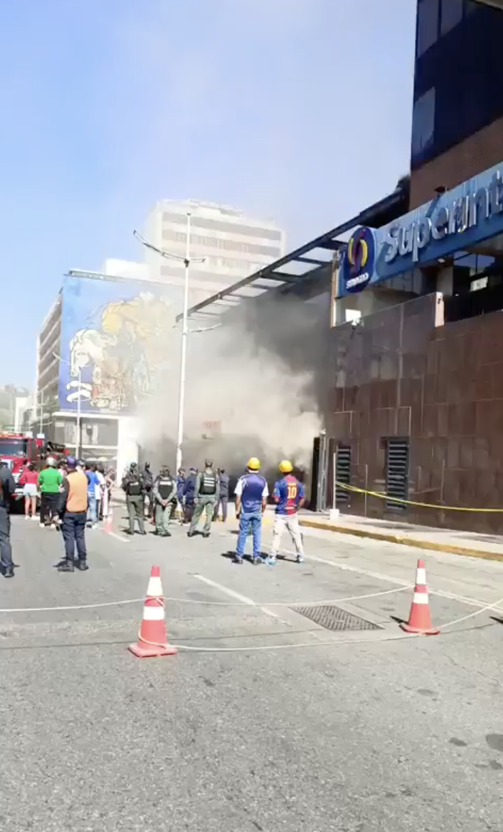 Incendio en la avenida Baralt, deja seis locales afectados