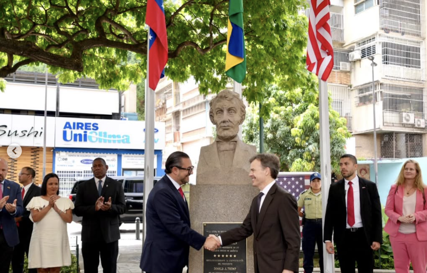 Reinauguran Plaza Lincoln en Baruta con el izamiento de banderas de Venezuela y Estados Unidos