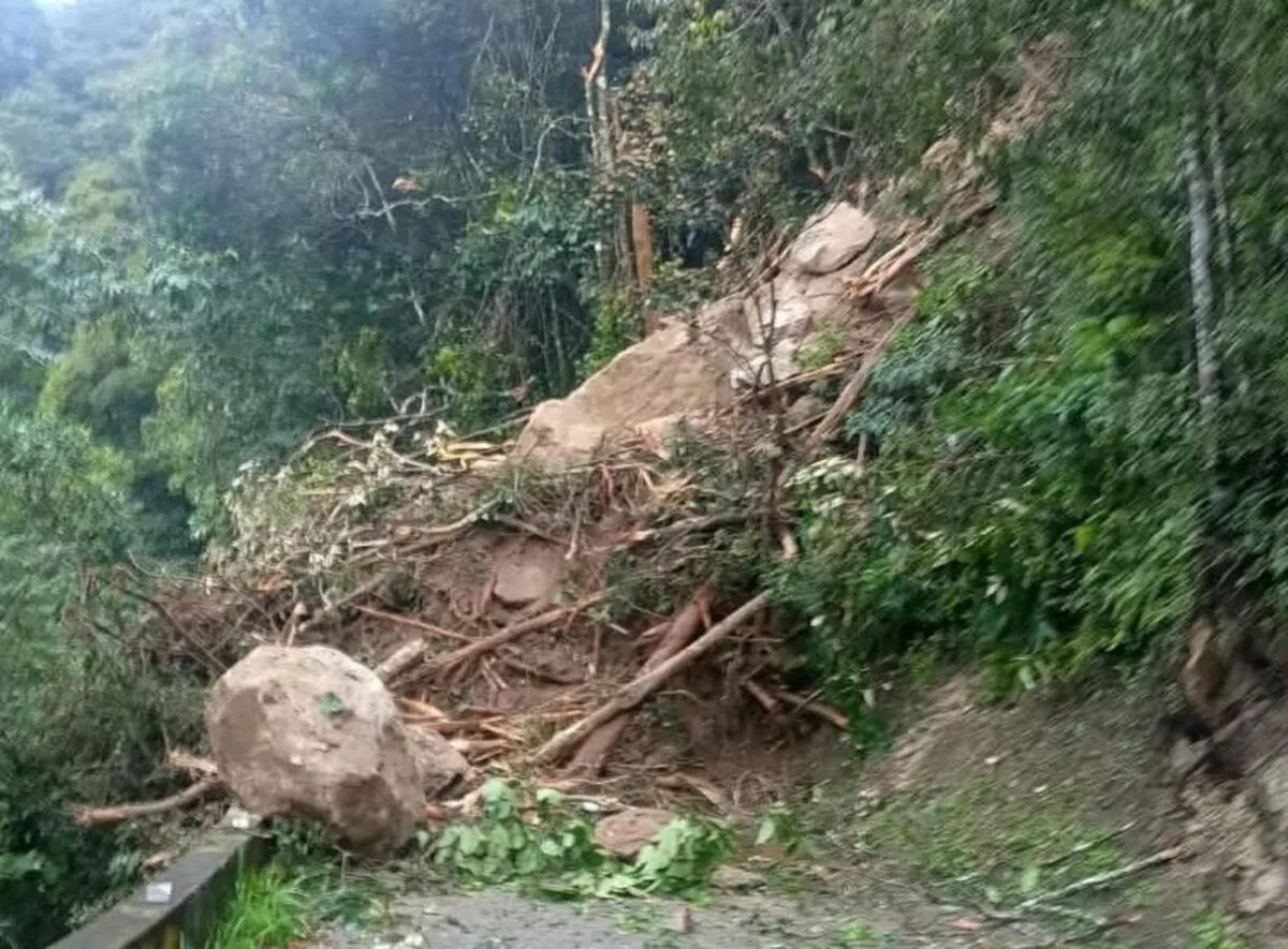 Habilitan paso controlado hacia Choroní tras labores de despeje por derrumbes