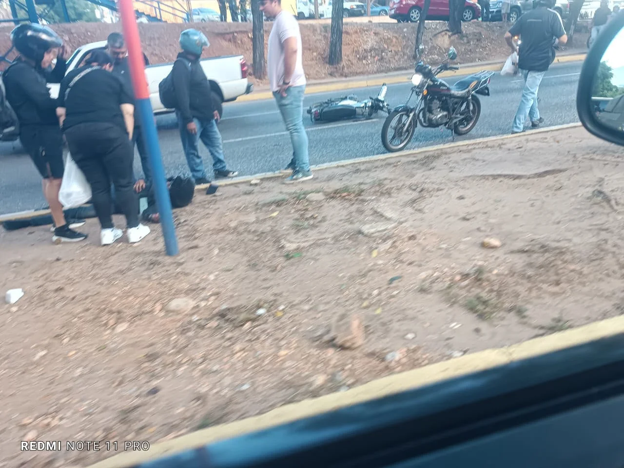 Conductor se da a la fuga tras arrollar a dos jóvenes en moto en Valencia