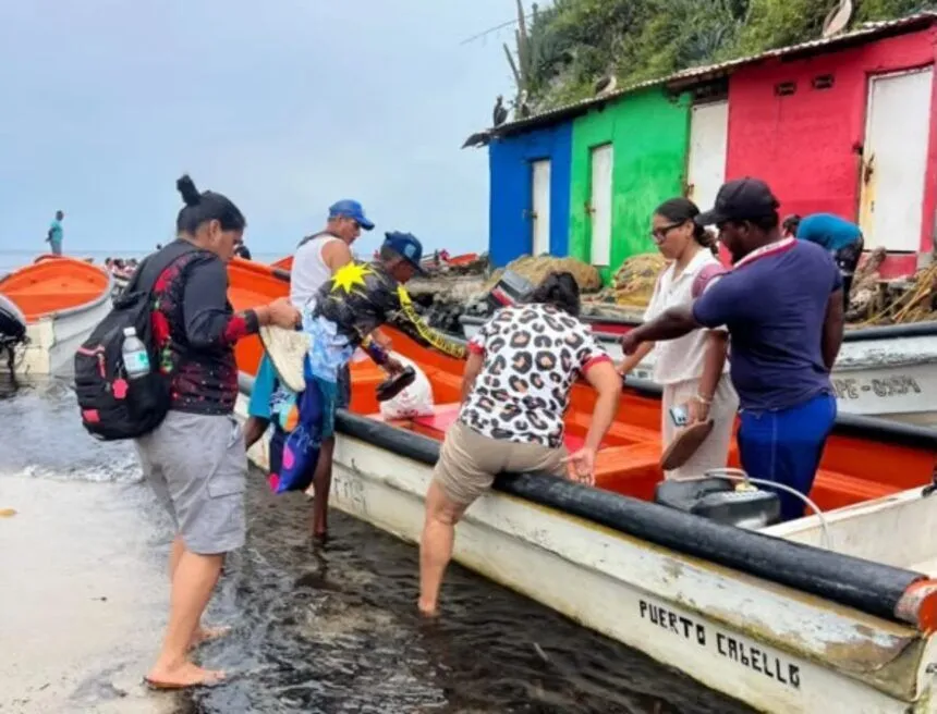 Evacúan en lanchas a turistas en Choroní tras el cierre de la carretera por derrumbes