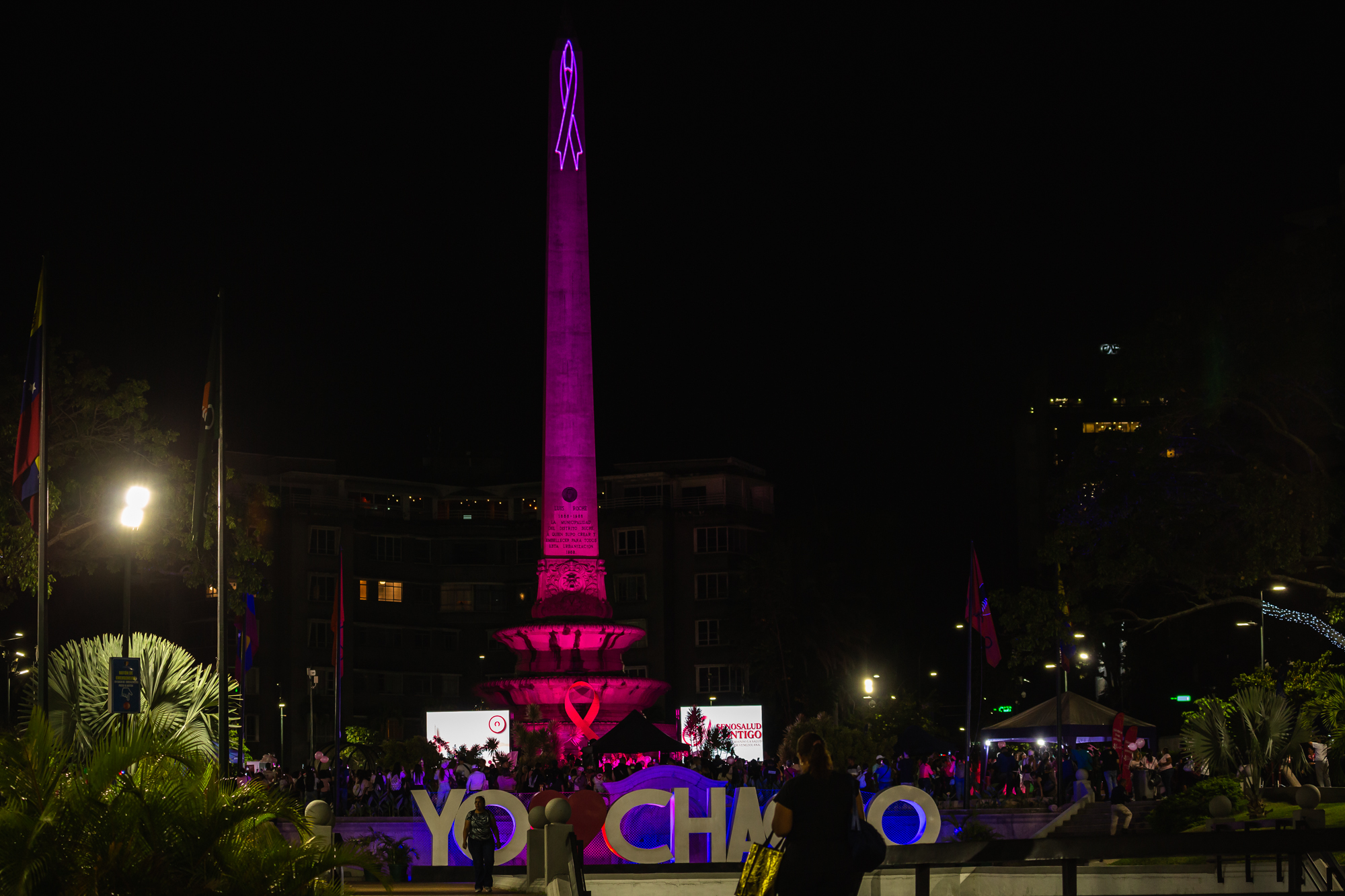 Chacao se ilumina de rosa: El Obelisco de Altamira simboliza la lucha y la esperanza contra el cáncer de mama