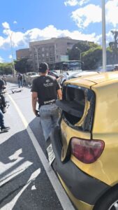 Accidente en la autopista Prados del Este deja al menos un lesionado en el sitio