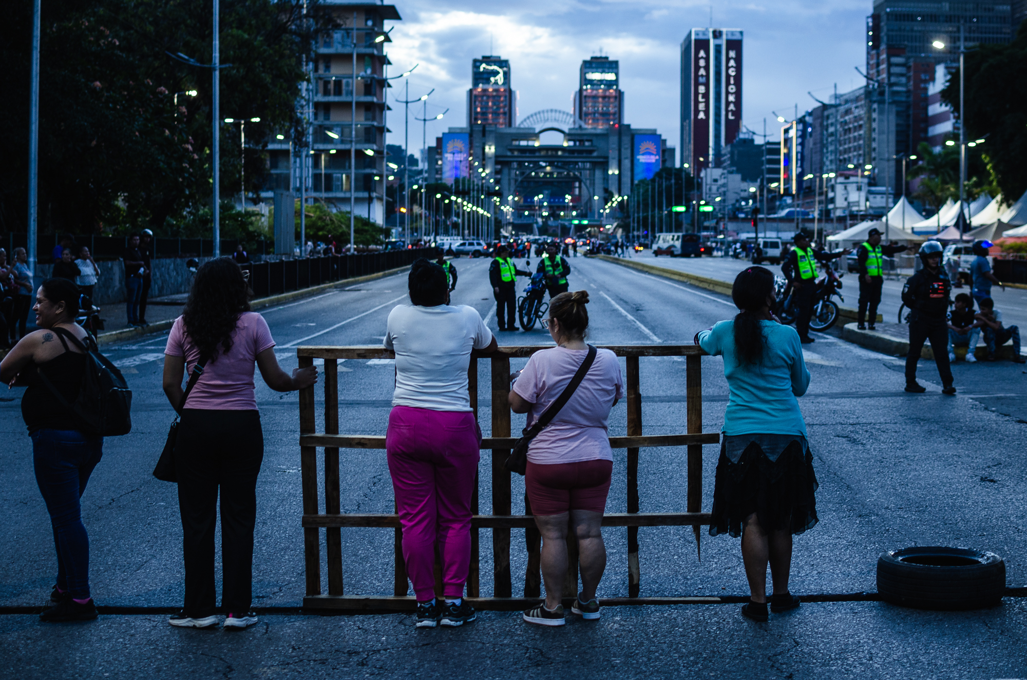 Tres meses en refugios: Afectados tras los sismos del 24J cerraron la avenida Bolívar exigiendo soluciones habitacionales