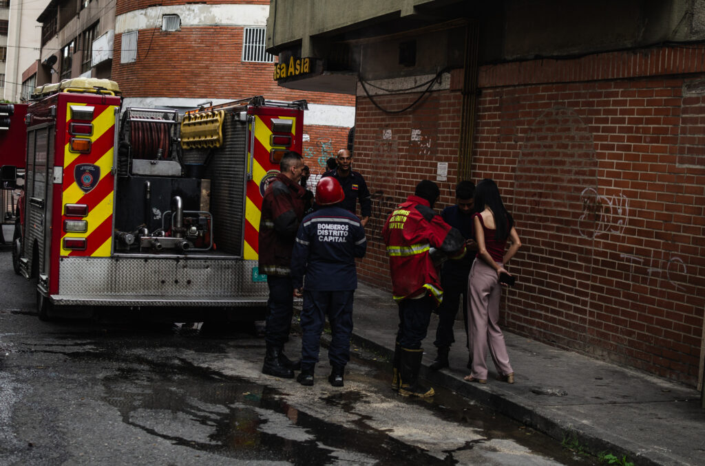 Un cortocircuito por acumulación de grasa desata incendio en restaurante de Sabana Grande